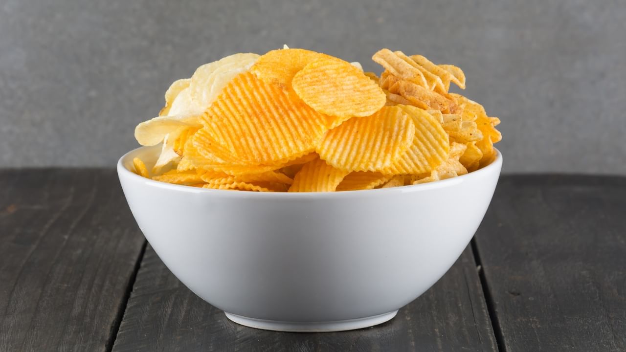 वेफर्स मोठ्या प्रमाणात मीठ, अतिरिक्त फॅट्स आणि रिफाइंड कार्बोहायड्रेट्स (refined carbohydrates) असतात, जे आरोग्याच्या अनेक समस्यांना आमंत्रण देतात. वेफर्समध्ये जास्त प्रमाणात कॅलरी आणि कमी दर्जाचे फॅट्स असतात. हे पदार्थ सहज पचत नाहीत, ज्यामुळे शरीरात चरबी जमा होते. परिणामी, वजन वाढते. त्यामुळे तुमच्या कमरेचा घेर वाढू शकतो.