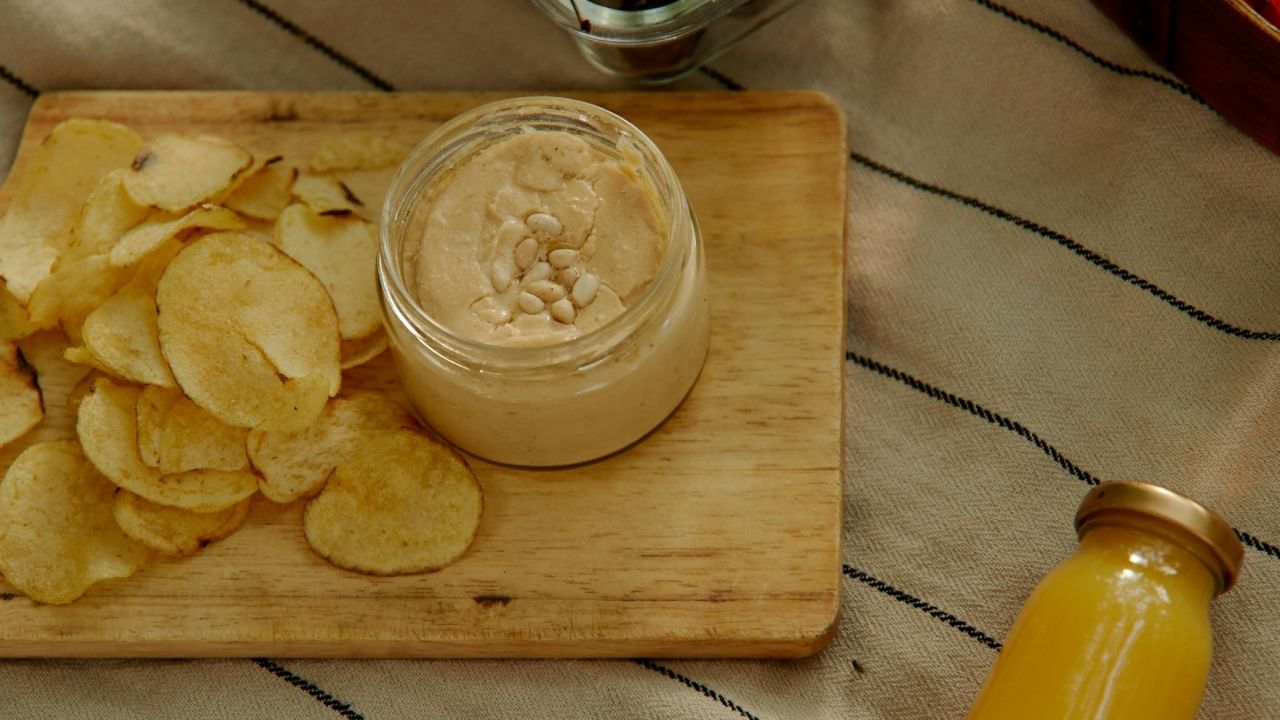 वेफर्समध्ये जास्त मीठ असल्याने रक्तदाब वाढतो. ज्यामुळे हृदय आणि मूत्रपिंडांवर अतिरिक्त दबाव येतो. यामुळे या अवयवांच्या कार्यक्षमतेवर परिणाम होऊ शकतो. वेफर्समध्ये कोणत्याही प्रकारची पोषक तत्वं नसतात. फक्त कॅलरी, मीठ आणि फॅट्स असल्याने शरीराला आवश्यक असलेली जीवनसत्त्वं, प्रथिनं आणि फायबर मिळत नाहीत.