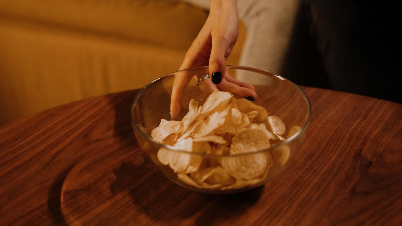 जर तुम्हाला वेफर्स खायचे असतील तर ते महिन्यातून एकदा किंवा दोनदा खावेत. ते खाताना त्याचे प्रमाणही कमी असावे. एकाच वेळी पूर्ण पॅकेट खाण्याऐवजी, थोड्या प्रमाणात खाल्ल्याने आरोग्याला जास्त नुकसान होत नाही.