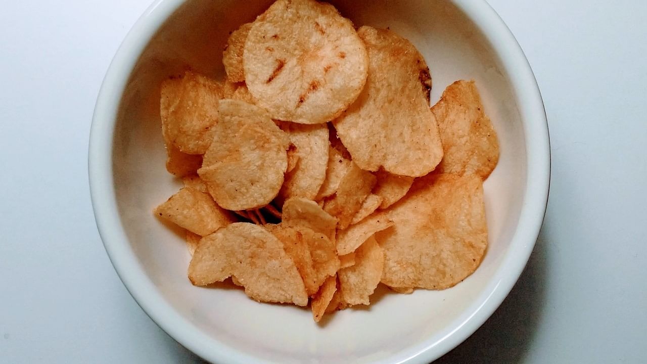 हे पदार्थ चविष्ट आहेतच, पण तुमच्या आरोग्यासाठीही उत्तम आहेत. यामुळे तुमचं पोट भरेल आणि शरीराला आवश्यक पोषण मिळेल. म्हणून, वेफर्सना बाय-बाय म्हणा आणि आरोग्यदायी जीवनशैलीचा स्वीकार करा.