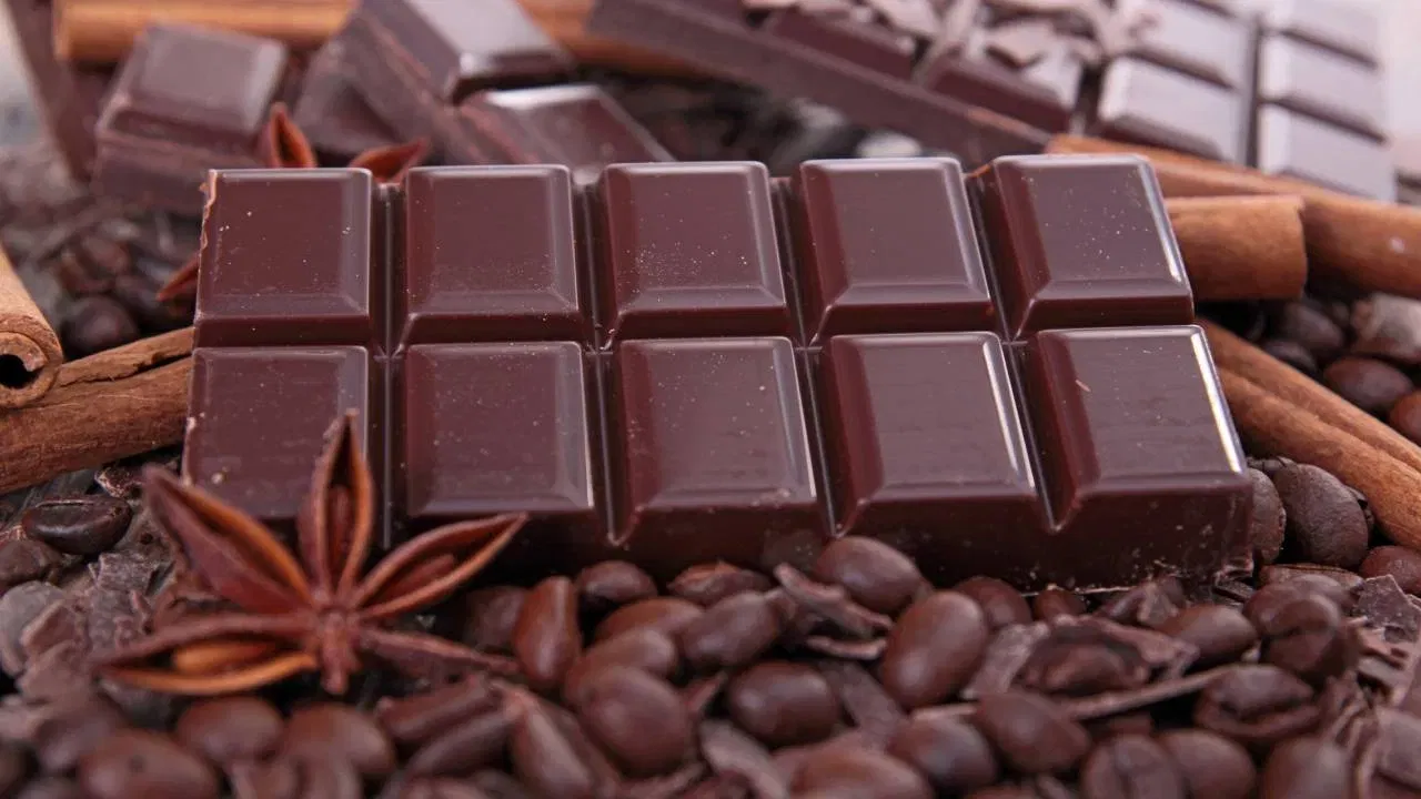 डार्क चॉकलेट: डार्क चॉकलेटमधील फ्लेव्होनॉइड्स LDL कोलेस्ट्रॉल कमी करण्यास मदत करू शकतात, परंतु याचे सेवन मर्यादित प्रमाणात करणे आवश्यक आहे.