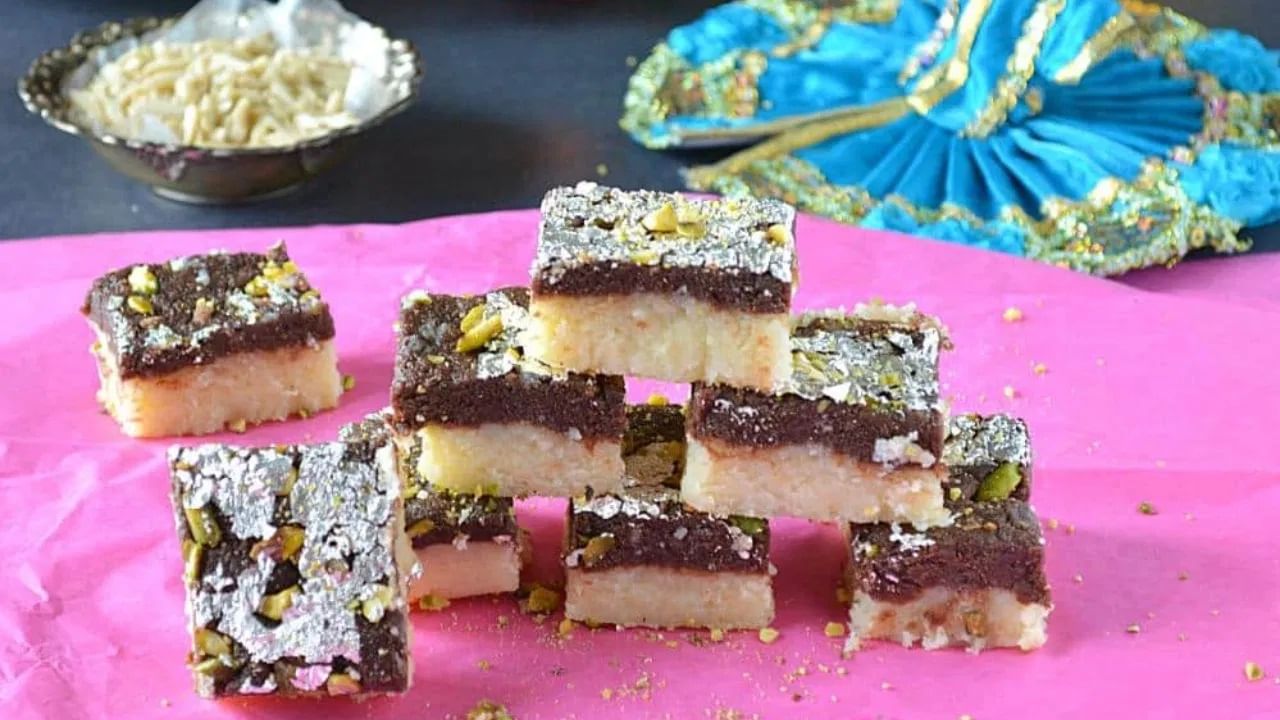 नंतर एका ट्रे किंवा प्लेटवर तूप लावा आणि संपूर्ण मिश्रण पसरवा. वर उरलेले काजू घाला आणि अशा प्रकारे पसरवा की काजू एकत्र चिकटतील.