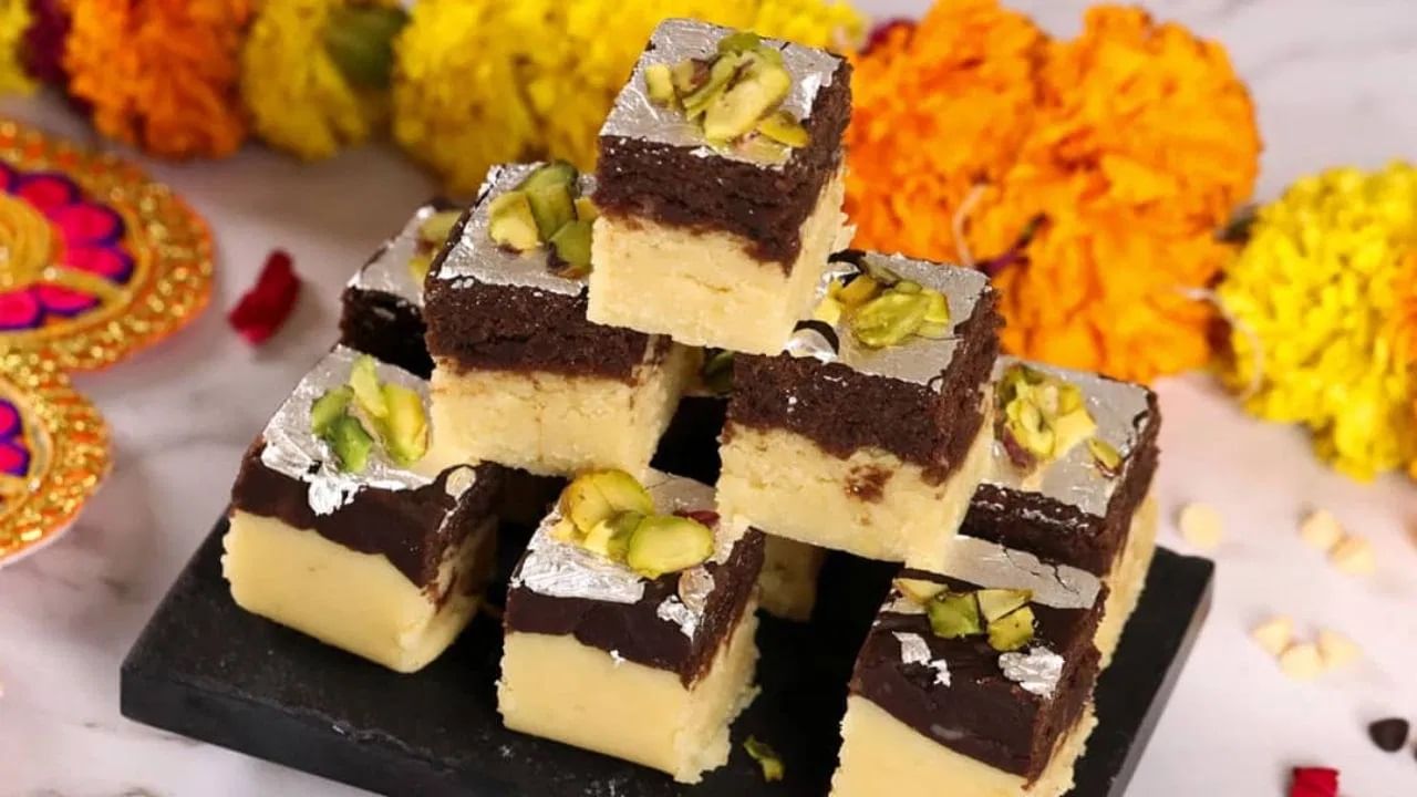 आता एक तास थंड होण्यासाठी बाजूला ठेवा, नंतर त्याचे चौकोनी तुकडे करा आणि तुमच्या पाहुण्यांना वाढा.