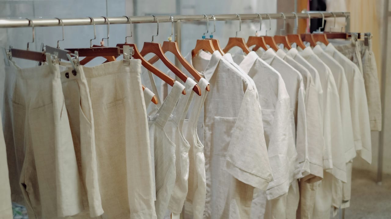 कपडे लवकर सुकवण्यासाठी एकाच वेळी खूप जास्त कपडे धुऊ नका. काही कपडे धुतल्यानंतर ते पूर्णपणे सुकल्यावरच बाकीचे कपडे धुवा. यामुळे प्रत्येक कपड्याला सुकण्यासाठी पुरेसा वेळ मिळेल.