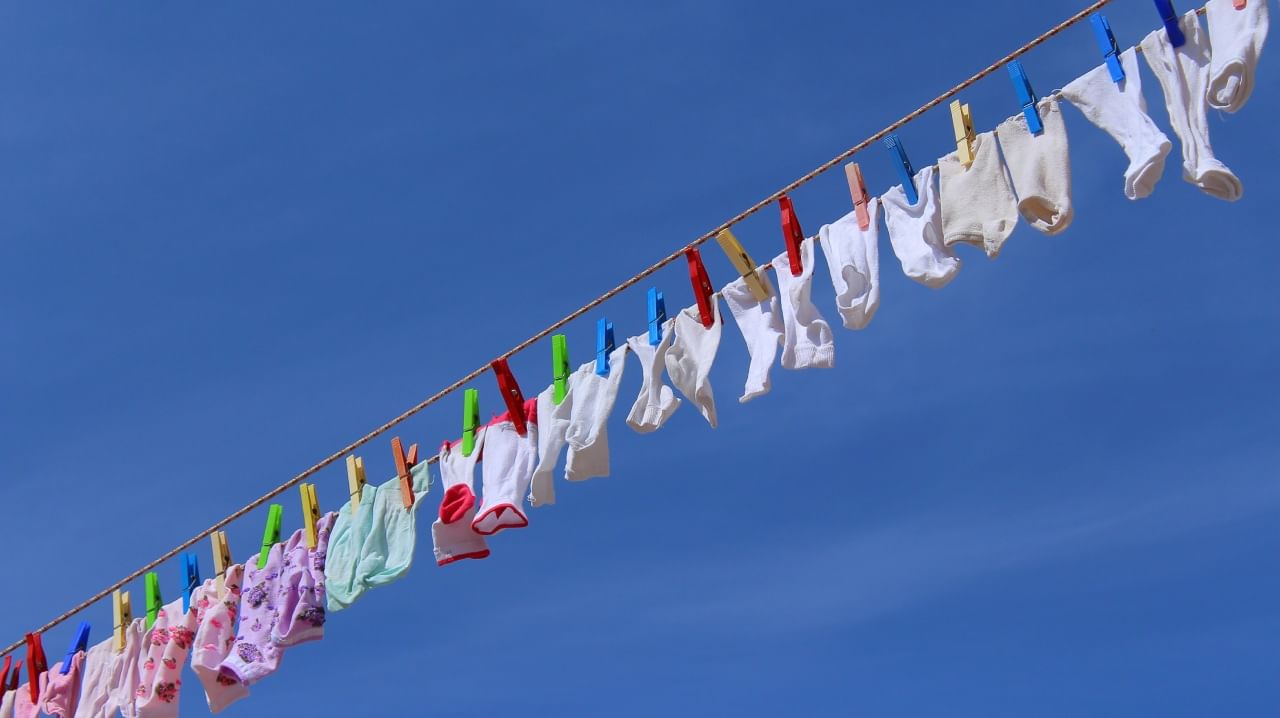 पावसाळ्यात कपड्यांना येणारी दुर्गंधी टाळण्यासाठी धुताना पाण्यात एक चमचा व्हिनेगर किंवा बेकिंग सोडा टाका. यामुळे कपडे स्वच्छ राहतात. त्यांना एक ताजेतवाने सुगंध येतो. कपडे सुकल्यानंतर लगेचच कपाटात न ठेवता त्यांना पूर्णपणे सुकू द्या.