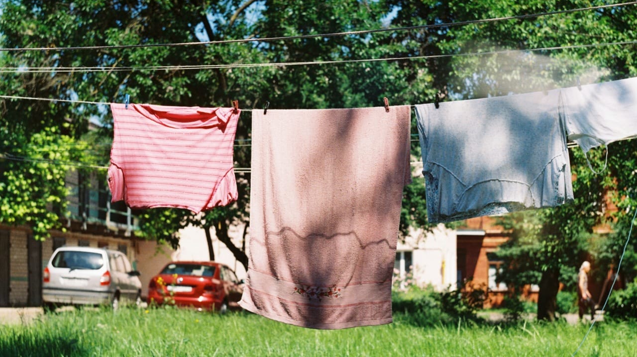 कपडे लवकर सुकण्यासाठी ते एकमेकांना चिकटून न ठेवता त्यांच्यामध्ये पुरेसे अंतर ठेवा. यामुळे हवा प्रत्येक कपड्याच्या आतून खेळती राहते आणि ते लवकर कोरडे होतात. ओल्या कपड्यांजवळ डिह्युमिडिफायर ठेवल्यास ते हवेतील ओलावा शोषून घेते, ज्यामुळे कपडे लवकर सुकतात. जर तुमच्याकडे डिह्युमिडिफायर नसेल, तर रूम हीटर वापरून खोलीतील आर्द्रता कमी करता येते.