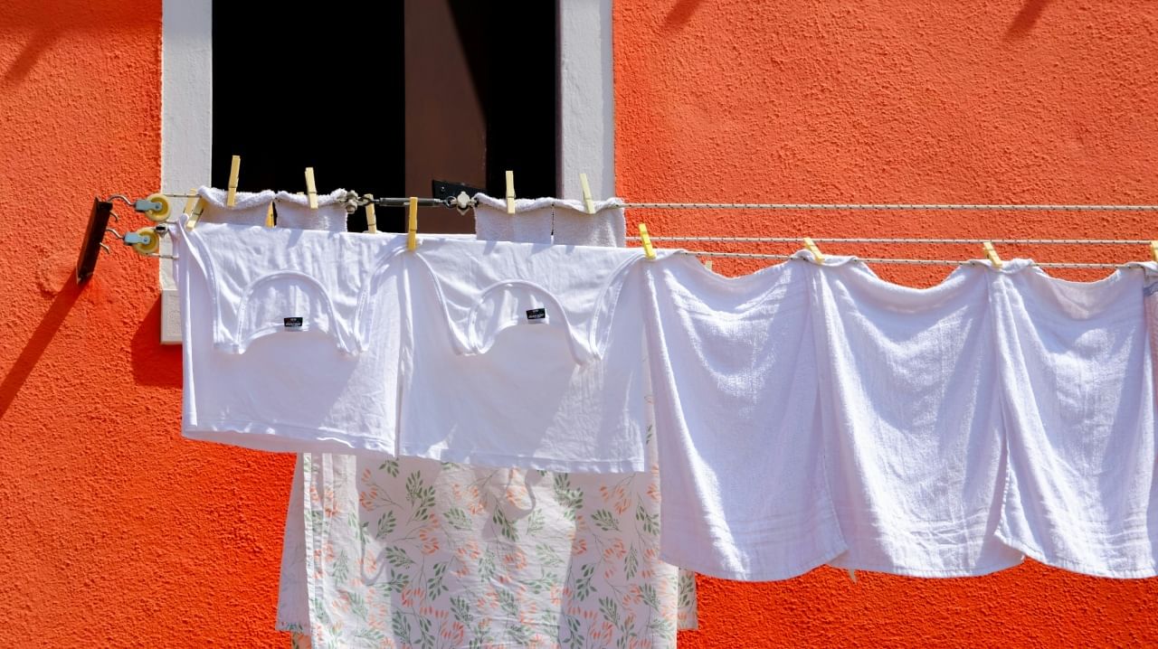 लहान कपडे, जसे की रुमाल, मोजे किंवा अंतर्वस्त्रे हे लवकर सुकवण्यासाठी तुम्ही हेअर ड्रायर वापरू शकता. हेअर ड्रायर कमी तापमानावर ठेवून तो कपड्यांवर फिरवा. तसेच ओले कपडे तुम्हाला इस्त्रीने वाळवता येतात. यासाठी, कपड्यांवर एक कोरडे कापड ठेवून त्यावर इस्त्री फिरवा. जेणेकरुन कपडे जळणार नाहीत.