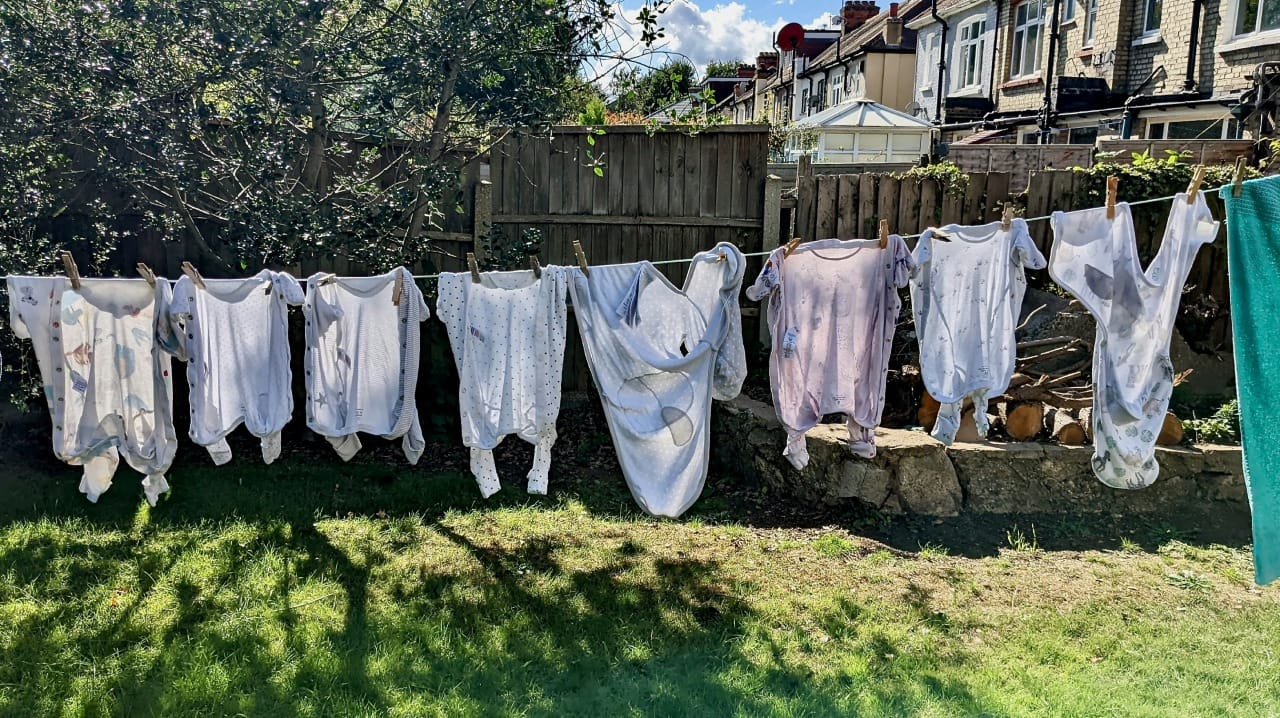 कपडे लवकर सुकवण्यासाठी वॉशिंग मशीनच्या स्पिन ड्रायरचा पुरेपूर वापर करा. कपडे जास्त वेळ स्पिन केल्याने त्यातील जास्तीत जास्त पाणी निघून जाते. यामुळे स्पिन केलेले कपडे घरातच हवेवर वाळत घातले तर ते सुकण्यासाठी कमी वेळ लागतो. जर तुमच्याकडे वॉशिंग मशीन नसेल तर कपडे पिळून झाल्यावर ते कोरड्या टॉवेलमध्ये गुंडाळा आणि मग पिळा, जेणेकरून टॉवेल अतिरिक्त पाणी शोषून घेईल.