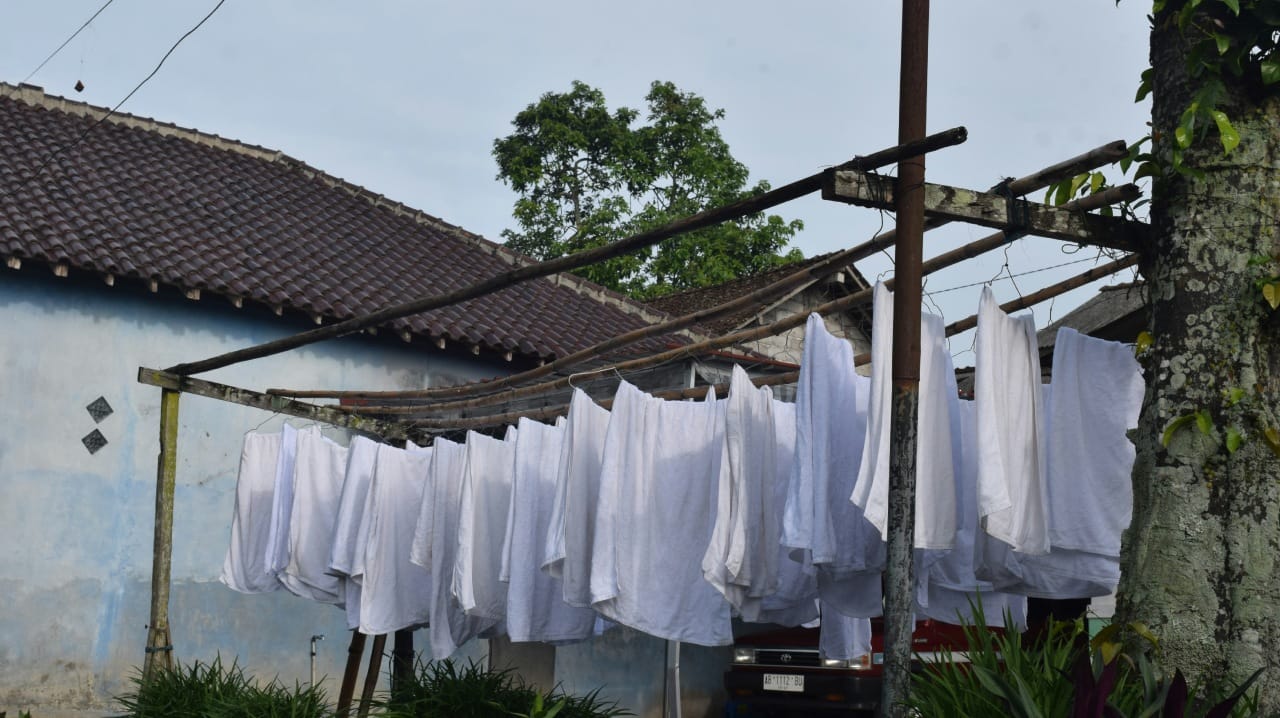 सध्या पावसाळ्याचे दिवस आहेत. सर्वत्र मुसळधार पाऊस कोसळत आहे. यामुळे वातावरणात गारवा, आर्द्रता आणि सूर्यप्रकाशाची कमतरता जाणवते. पावसाळ्यात रोगराई पसरण्यासोबतच कपडे ओले राहतात.