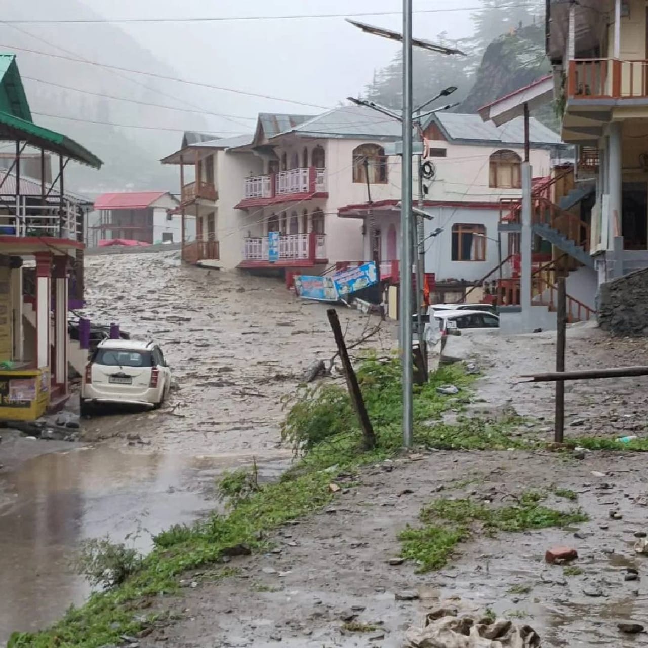 उत्तराखंडच्या उत्तरकाशी जिल्ह्यात हादरवून सोडणारी घटना घडली आहे. हर्षिलमध्ये अचानक ढगफुटी झाली. त्यामुळे खीर गाडचा जलस्तर वाढला. मोठ्या प्रमाणात ढिगारा धराली गावाकडे वाहत आला. त्याच्या कोसळण्याच्या मार्गात अनेक घरं आली. बघता, बघता क्षणात सगळं उद्धवस्त झालं. 