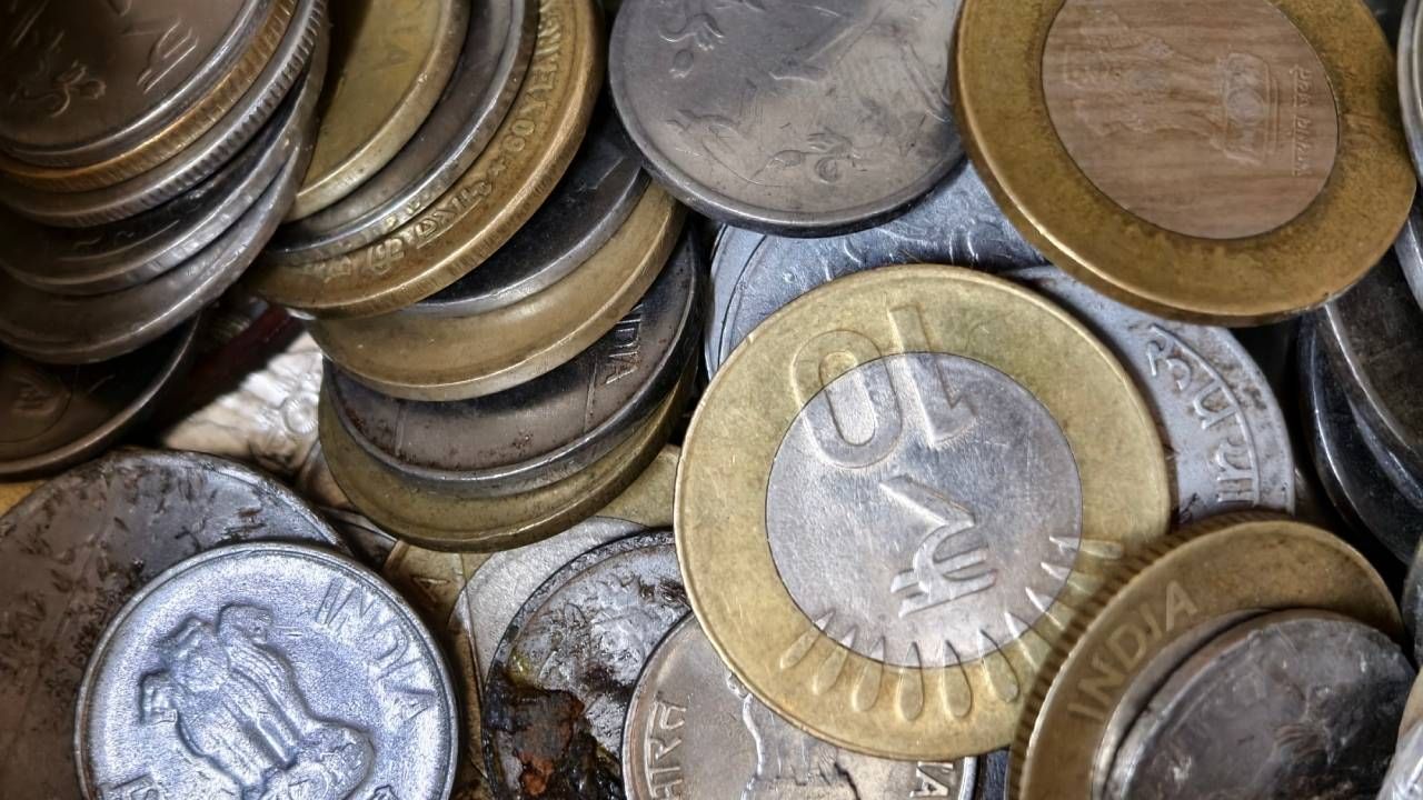 नाण्यांबद्दल सांगायचं झालं तर ती तयार करण्यासाठी जास्त खर्च लागतो. उदाहरणार्थ, 1 रुपयाचं नाण बनवण्यासाठी सरकारला जवळपास 1.6 रुपये खर्च करावे लागतात. 
