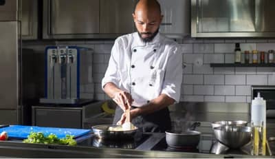 मुंबईत जेवण बनवून लखपती होतायत महाराज, किती होतेय कमाई पाहा ?