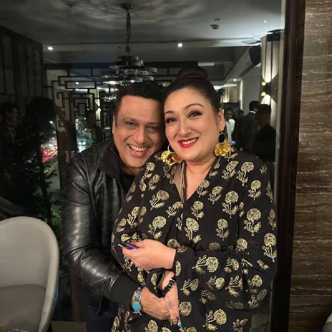 गोविंदा आणि सुनीता आहुजा यांचं वैवाहिक नातं पुन्हा एकदा चर्चेत आहे. चर्चा आहे की, सुनीताने गोविंदापासून वेगळं होण्याचा निर्णय घेतलाय. कपल वेगळे होणार असल्याची बातमी आगी सारखी पसरलीय. पण दोघांपैकी आतापर्यंत कोणी या बातम्यांवर रिएक्ट केलेलं नाही. 