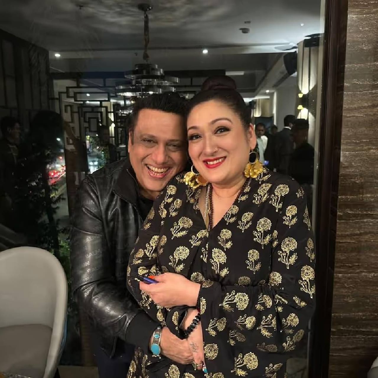 गोविंदा आणि सुनीता आहुजा यांचं वैवाहिक नातं पुन्हा एकदा चर्चेत आहे. चर्चा आहे की, सुनीताने गोविंदापासून वेगळं होण्याचा निर्णय घेतलाय. कपल वेगळे होणार असल्याची बातमी आगी सारखी पसरलीय. पण दोघांपैकी आतापर्यंत कोणी या बातम्यांवर रिएक्ट केलेलं नाही. 