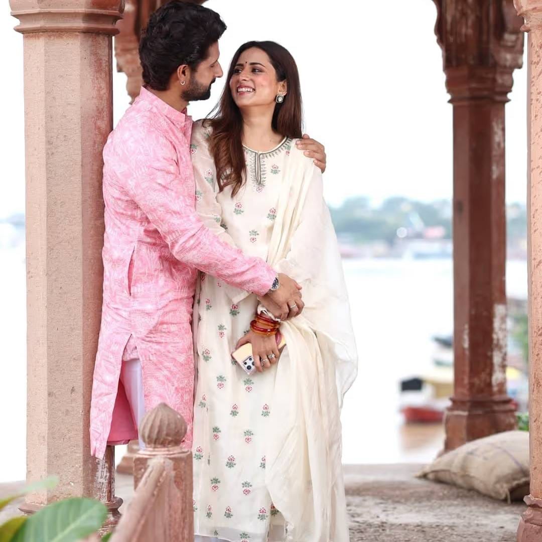 रवीने मला सांगितलेलं की, मला आई-बाबांना सांगाव लागेल. मी म्हटलं हो सांग, तुझ्या आई-वडिलांना काय प्रॉब्लेम असणार?. त्यावर रवी बोलला की, मला तुझ्या आई-वडिलांकडून किसिंग सीनसाठी परवानगी घ्यावी लागेल. मी म्हटलेलं की, रवी याची गरज नाही, तो तुझ्या जॉबचा भाग आहे.