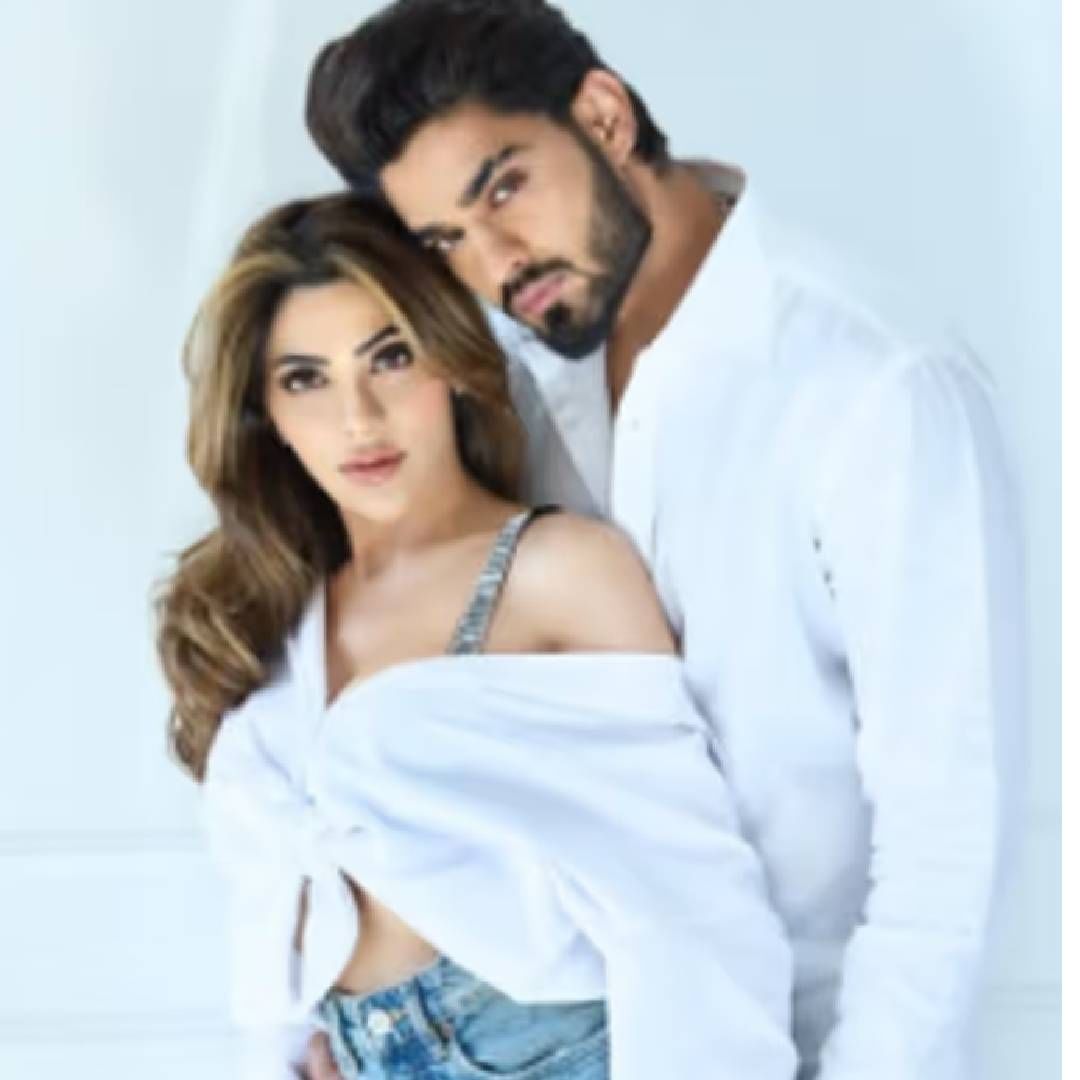 निक्कीने सांगितलं की, जेव्हा तिला झोप येत नाही. ती हैराण होते, त्यावेळी बॉयफ्रेंड अरबाज निक्कीला हनुमान चालीसा वाचण्याचा सल्ला देतो. निक्की बोलली की, अरबाजकडून हे ऐकून मी खूप शॉक झालेली. दोन-तीनवेळी त्याने मला सांगितलं की, हनुमान चालीसा वाचून झोपं. रात्री मला कधी-कधी झोप येत नाही, तेव्हा मी हनुमान चालीसा वाचते. 