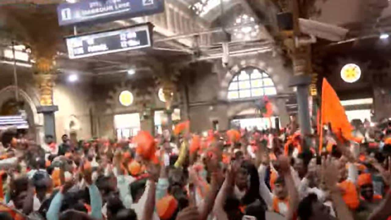 मराठा आरक्षण आंदोलनाच्या मागणीसाठी मनोज जरांगे पाटील आपल्या समर्थकांसह मुंबईत धडकले आहेत. मुंबईत आझाद मैदान परिसरात सर्व वातावरण भगवमय झालं आहे.