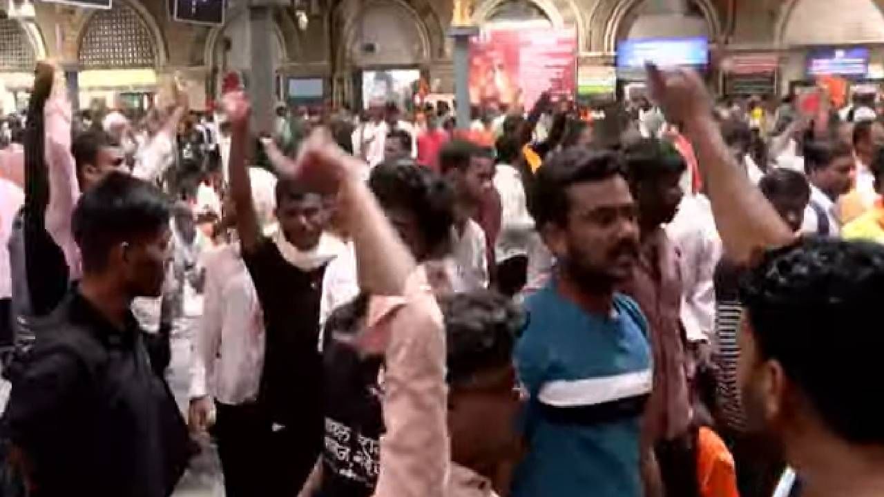 मनोज जरांगे पाटील यांच्या नेतृत्वाखाली भगवं वादळ मुंबईत धडकलं आहे. त्याचवेळी पाऊसही सुरु आहे. पावसामुळे अनेक मराठा आंदोलकांचे हाल होत आहेत. काहींनी गाडीतच जेवणं बनवलं. 