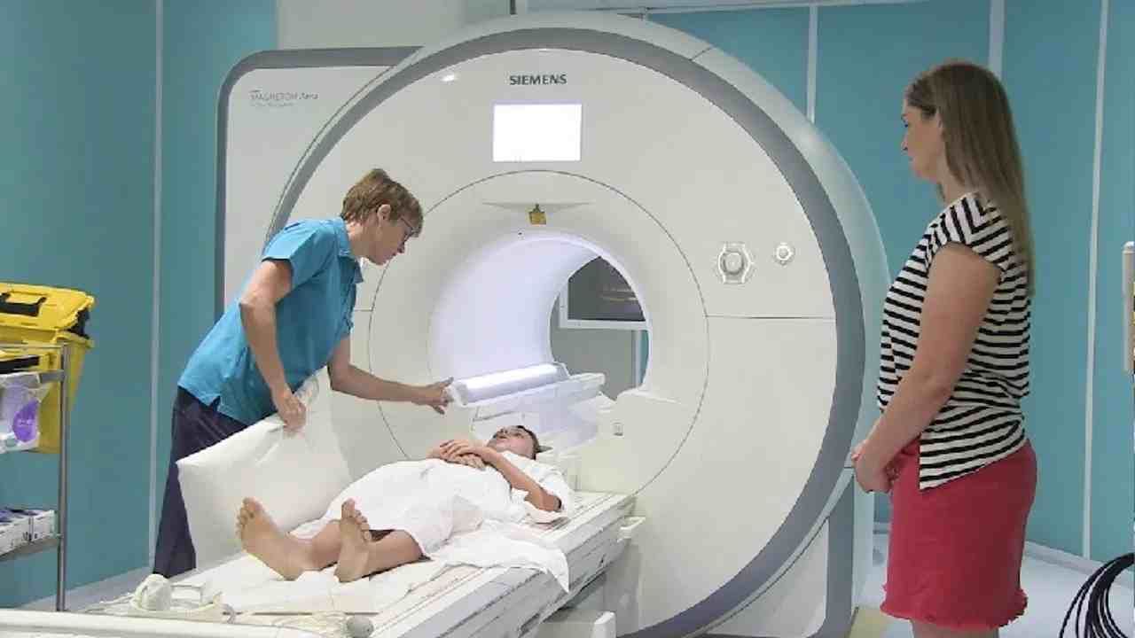 एमआरआय आणि सीटी स्कॅनमध्ये काय फरक असतो? डॉक्टरांकडून समजून घ्या एमआरआय आणि सीटी स्कॅनमध्ये काय फरक असतो? डॉक्टरांकडून समजून घ्या