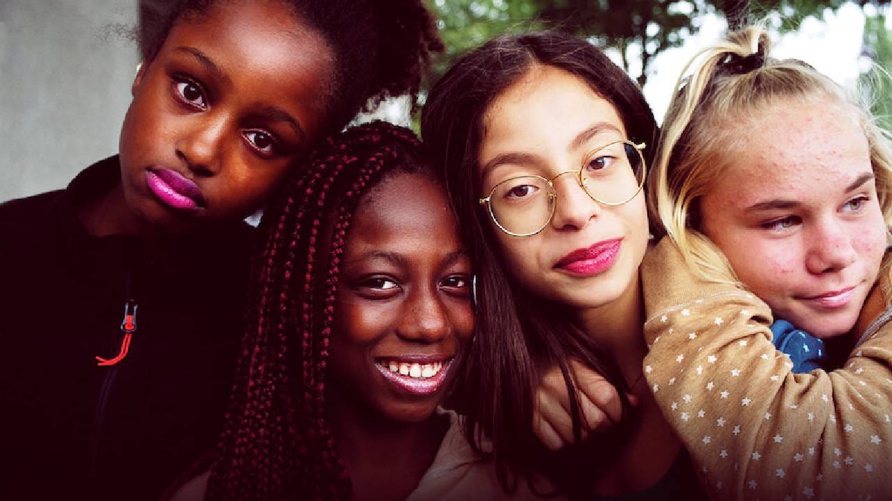 क्युटीज- 2020 मध्ये हा फ्रेंच चित्रपट प्रदर्शित झाला होता. यामध्ये अल्पवयीन मुलांचा आक्षेपार्ह डान्स दाखवण्यात आल्याचा आरोप करण्यात आला होता. या डान्स स्टेप्समुळे चित्रपटाला टीकेला सामोरं जावं लागलं होतं. हा वाद पुढे इतका वाढला की हे प्रकरण थेट न्यायालयात पोहोचलं होतं. 
