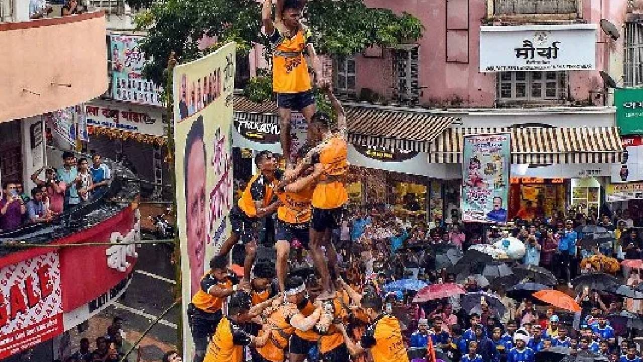 वरळी  जन्माष्टमीला दही-हंडीचा आनंद घेण्यासाठी वरळी हे आणखी एक उत्तम ठिकाण आहे. येथे संकल्प प्रतिष्ठान मंडळातर्फे दरवर्षी दही-हंडीचे आयोजन केले जाते. इथेही दहीहंडी फोडण्यासाठी गोविंदांची अनेक पथकं पोहोचतात पण जो न थांबता उंचीवर बांधलेल्या दहीहंडीपर्यंत पोहोचतो तोच जिंकतो. वरळीची दहीहंडी दक्षिण मुंबईतील सर्वात उंच दहीहंडींपैकी एक मानली जाते.