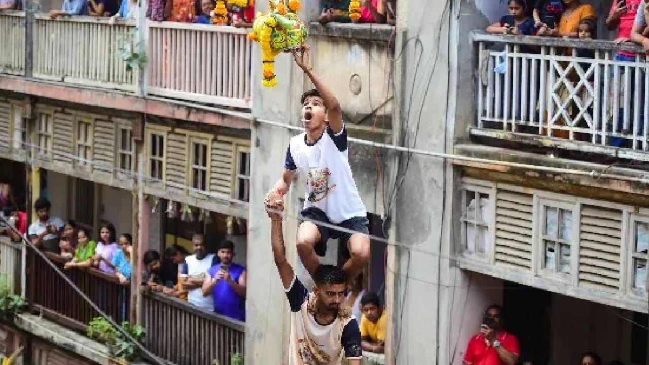 लोअर परेल  मुंबईत दहीहंडीचा आनंद घेण्यासाठी दुसरे सर्वोत्तम ठिकाण म्हणजे लोअर परळ. येथे जय जवान मित्र मंडळातर्फे दहीहंडी उत्सव आयोजित केला जातो. लोअर परळच्या दहीहंडीमध्ये जो कोणी एकदा सहभागी होतो तो आयुष्यभर तो उत्सव विसरू शकत नाही. जेव्हा गोविंदांचा गट दह्याने भरलेले भांडे उंचावर फोडण्यासाठी एकत्र येतो तेव्हा हा उत्सव एकतेची ताकद दर्शवितो.