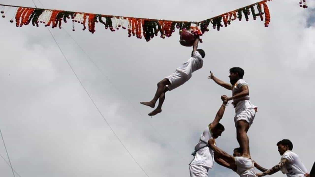 Mankhurd Dahi Handi : आनंदाला गालबोट... दहीहंडीचा दोर बांधताना तोल गेला अन्... मुंबईत कुठं घडली दुर्दैवी घटना?