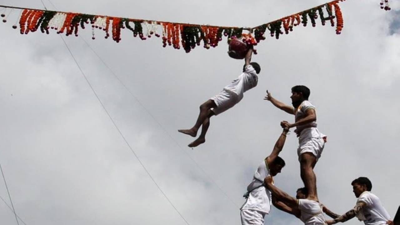 Mankhurd Dahi Handi : आनंदाला गालबोट... दहीहंडीचा दोर बांधताना तोल गेला अन्... मुंबईत कुठं घडली दुर्दैवी घटना? Mankhurd Dahi Handi : आनंदाला गालबोट... दहीहंडीचा दोर बांधताना तोल गेला अन्... मुंबईत कुठं घडली दुर्दैवी घटना?