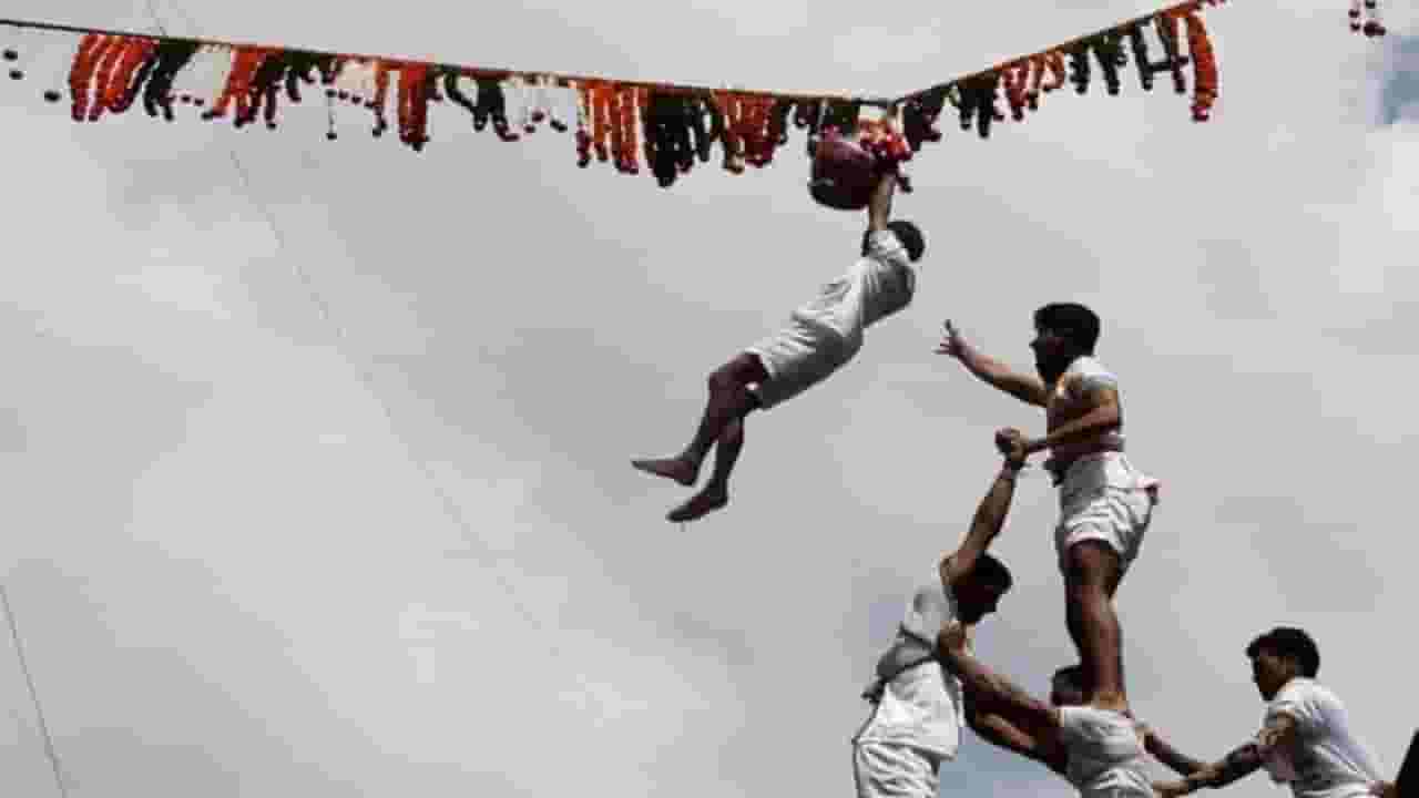 Mankhurd Dahi Handi : आनंदाला गालबोट... दहीहंडीचा दोर बांधताना तोल गेला अन्... मुंबईत कुठं घडली दुर्दैवी घटना? Mankhurd Dahi Handi : आनंदाला गालबोट... दहीहंडीचा दोर बांधताना तोल गेला अन्... मुंबईत कुठं घडली दुर्दैवी घटना?