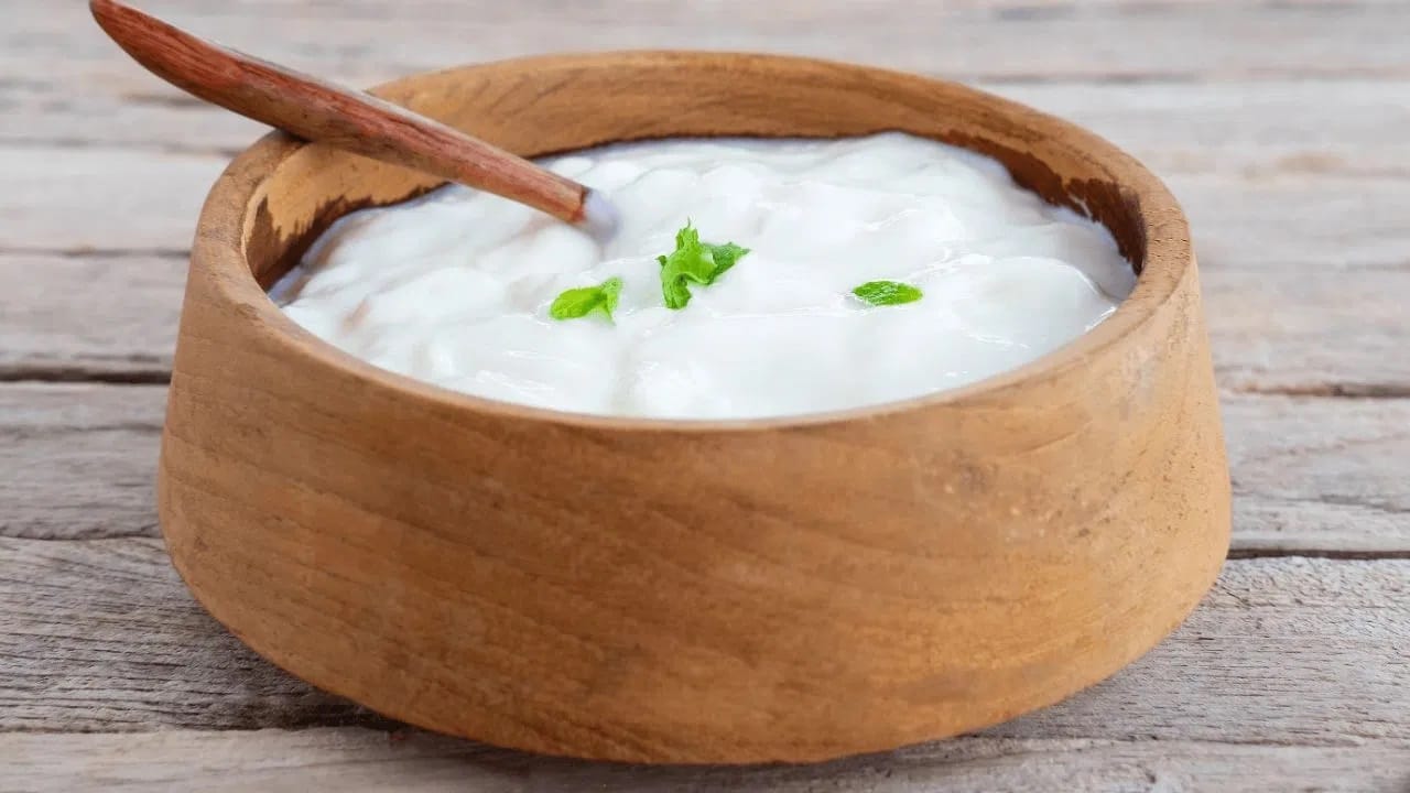 आयुर्वेदानुसार, दूध आणि दही कधीही एकत्र घेऊ नये. दुधासोबत दही खाणे किंवा दुधानंतर दही खाणे, दोन्ही आरोग्यासाठी हानिकारक आहेत. यामुळे पोटाच्या समस्या देखील उद्भवू शकतात  