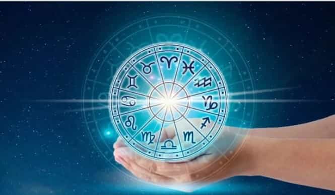 ज्योतिषशास्त्रात शनी ग्रहाला फार महत्त्व आहे. या ग्रहाच्या स्थितीचा अनेक राशींवर फरक पकतो. शनी शुभ स्थितीत असेल तर व्यक्तीच्या जीवनात धन-संपत्ती येते. सन्मान मिळतो तसेच शांती नांदते.