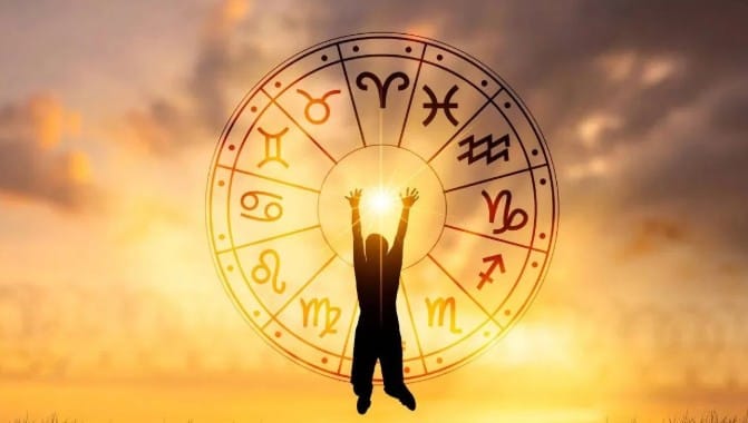 दरम्यान, शनी ग्रह सध्या उत्तर भाद्रपद नक्षत्रात गोचरमध्ये आहे. येत्या ऑक्टोबर महिन्यात शनी एका नक्षत्रातून दुसऱ्या नक्षत्रात गोचर करणार आहे.  त्यामुळे एकूण तीन राशींचे नशीब फळफळणार आहे.