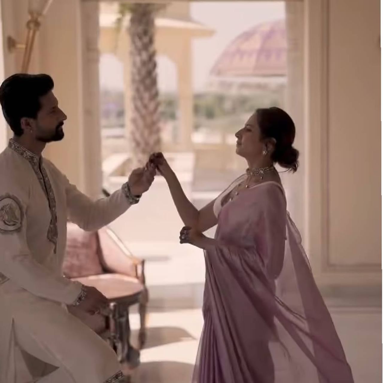 रवी दुबे आणि सरगुन मेहता टीव्ही टाऊनमधील एक मोस्ट पॉप्युलर कपल आहे. दोघांची इंटेंस केमिस्ट्री आणि प्रेमावर फॅन्स भरपूर प्रेम करतात. रवीने सीरियल 'जमाई राजा'मध्ये अभिनेत्री निर्या शर्मा सोबत किसींग सीन्स केले होते. पण फार कमी लोकांना माहितीय रवीने हे किसिंग सीन करण्याआधी त्याच्या सासू-सासऱ्यांची परवानगी घेतलेली.