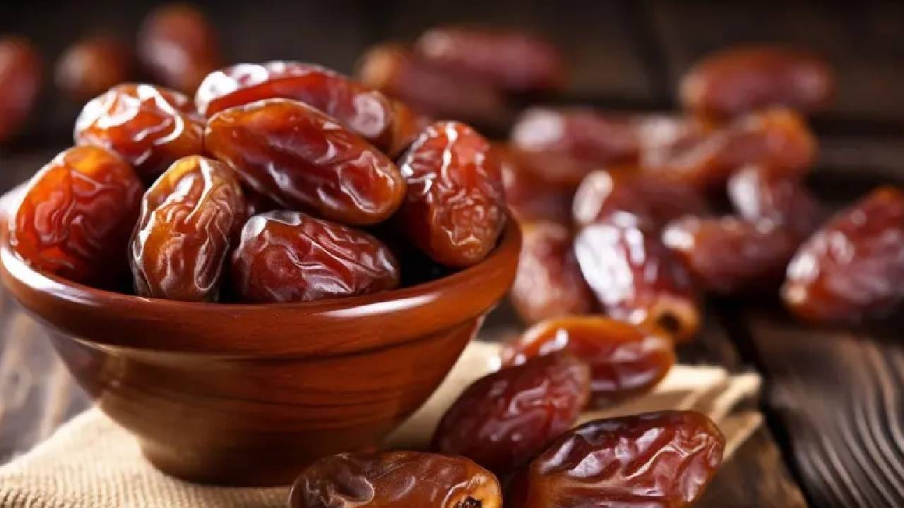 खजूर खाण्याचे प्रचंड फायदे असले तरी खाण्यापूर्वी 'ही' चुक करू नका, अन्यथा बिघडू शकते तुमचे आरोग्य खजूर खाण्याचे प्रचंड फायदे असले तरी खाण्यापूर्वी 'ही' चुक करू नका, अन्यथा बिघडू शकते तुमचे आरोग्य