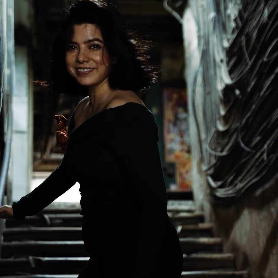 खूप लोक माझ्याशी मला वाईट वाटेल असं वागले. ते मला म्हणायचे तुझ्या ती गोष्ट नाही, ना तुझ्याकडे उंची आहे, ना सौंदर्य. तू सडपातळ नाहीस. तुला काही येत नाही. तुझ्याकडे पैसा नाही, कॉन्टॅक्ट्स नाही असं राजश्री म्हणाली.