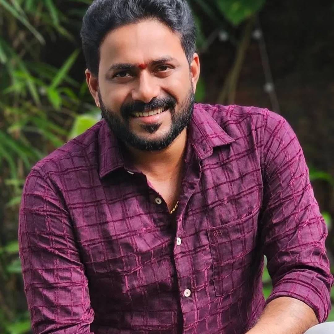 मीडिया रिपोर्टनुसार अजय देवगणची डायरेक्टर जेपी थुमिनाडसोबत एका हिंदी चित्रपटाबाबत बोलणी सुरु आहेत. ही फिल्म KVN प्रोडक्शन बनवणार आहे. सध्या प्रोडक्शन हाऊस 'हैवान' आणि यशची 'टॉक्सिक: ए फेयरी टेल फॉर ग्रोन-अप्स' सारख्या चित्रपटांची निर्मिती करत आहे. 