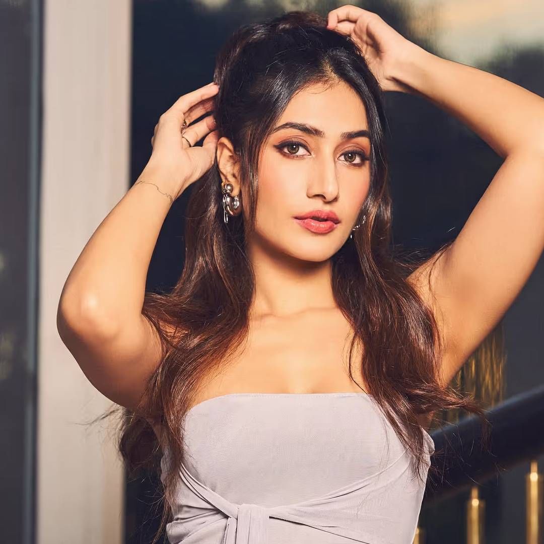 कुठे ना कुठे आपल्याला अपेक्षा असते, प्रेमावर विश्वास असतो. कधी-कधी प्रेम अशी गोष्ट असते जी तुम्हाला रेगुलेट करते. स्वत:वर प्रेम असलच पाहिजे. कारण स्वत:वर प्रेम करणं सर्वात जास्त गरजेच आहे. आधी स्वत:वर प्रेम करा, मग प्रेम शोधा. मी या सगळ्या गोष्टी समजते असं धनश्री म्हणाली. 