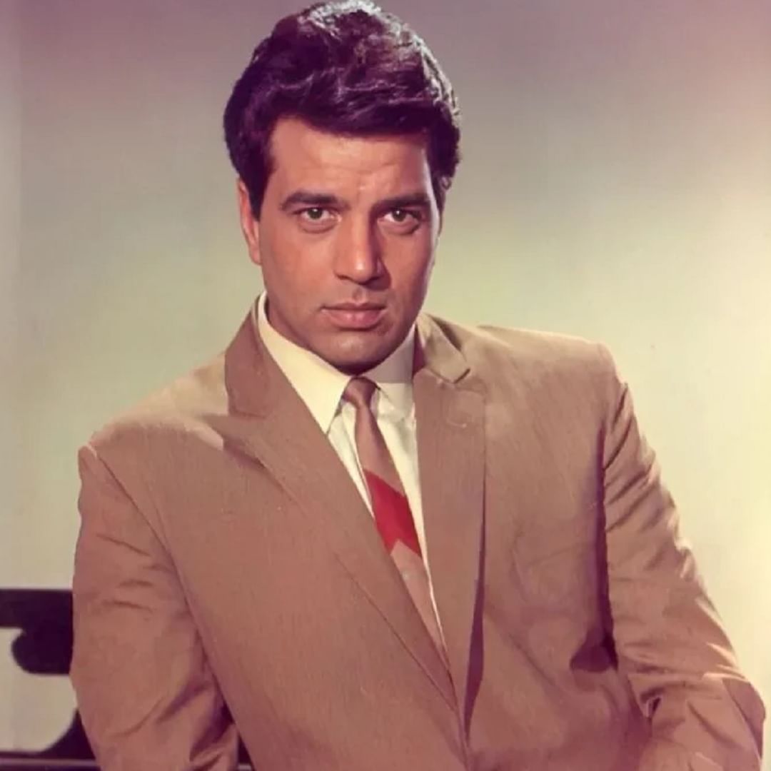 त्यानंतर नाव येतं ते 70-80 च्या दशकांतील प्रसिद्ध अभिनेते म्हणजे धर्मेंद्र. या सुपरस्टारने आपल्या उत्तम अभिनयाने आणि धडाकेबाज व्यक्तिमत्त्वाने चाहत्यांची मने जिंकली आहेत. आता ते जवळजवळ 89 वर्षांचे आहेत आणि 7 दशकांपासून काम करत आहे. या सुपरस्टारने त्याच्या कारकिर्दीत अनेक पुरस्कार जिंकले पण त्यांना अद्यापपर्यंत राष्ट्रीय पुरस्कार मिळाला नाही. 