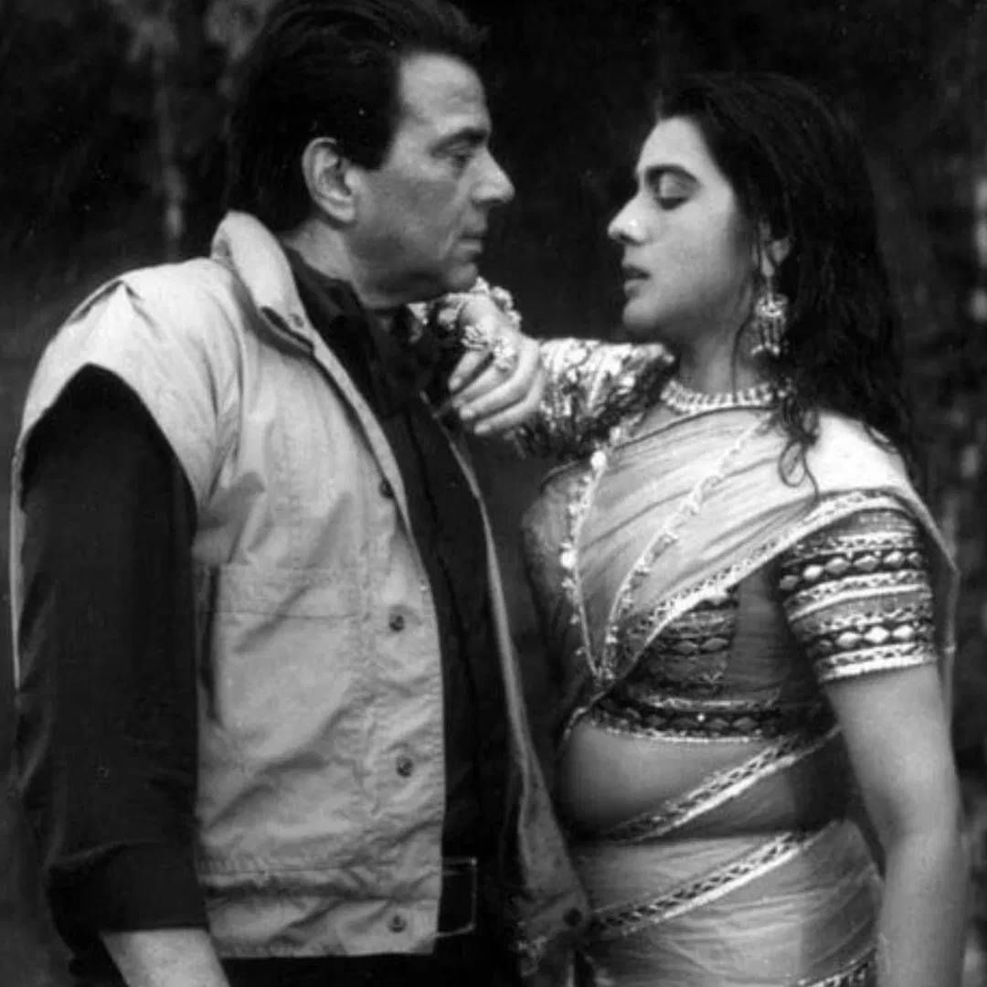 अमृता सिंहने सनी देओलशिवाय त्याचे पिता धर्मेंद्र यांच्यासोबत सुद्धा चित्रपटात काम केलय. 1989 साली रिलीज झालेल्या 'सच्चाई की ताकत' मध्ये धर्मेंद्रने हवलदार राम सिंहचा रोल केलेला. पत्नीचा रोल अमृता सिंहने केलेला. दोघांचे चित्रपटात काही रोमँटिक सीन्स सुद्धा होते. 