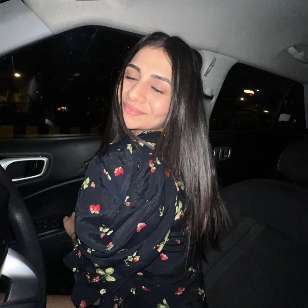 मालिकेत रुपवती भाभी ही भूमिका अभिनेत्री धरती भट्ट साकारत आहे... मालिकेत धरती हिची एन्ट्री होताच तिची चर्चा चाहते आणि सोशल मीडियावर सुरु झाली आहे... धरती खऱ्या आयुष्यात प्रचंड ग्लॅमरस आणि क्लासी आहे.