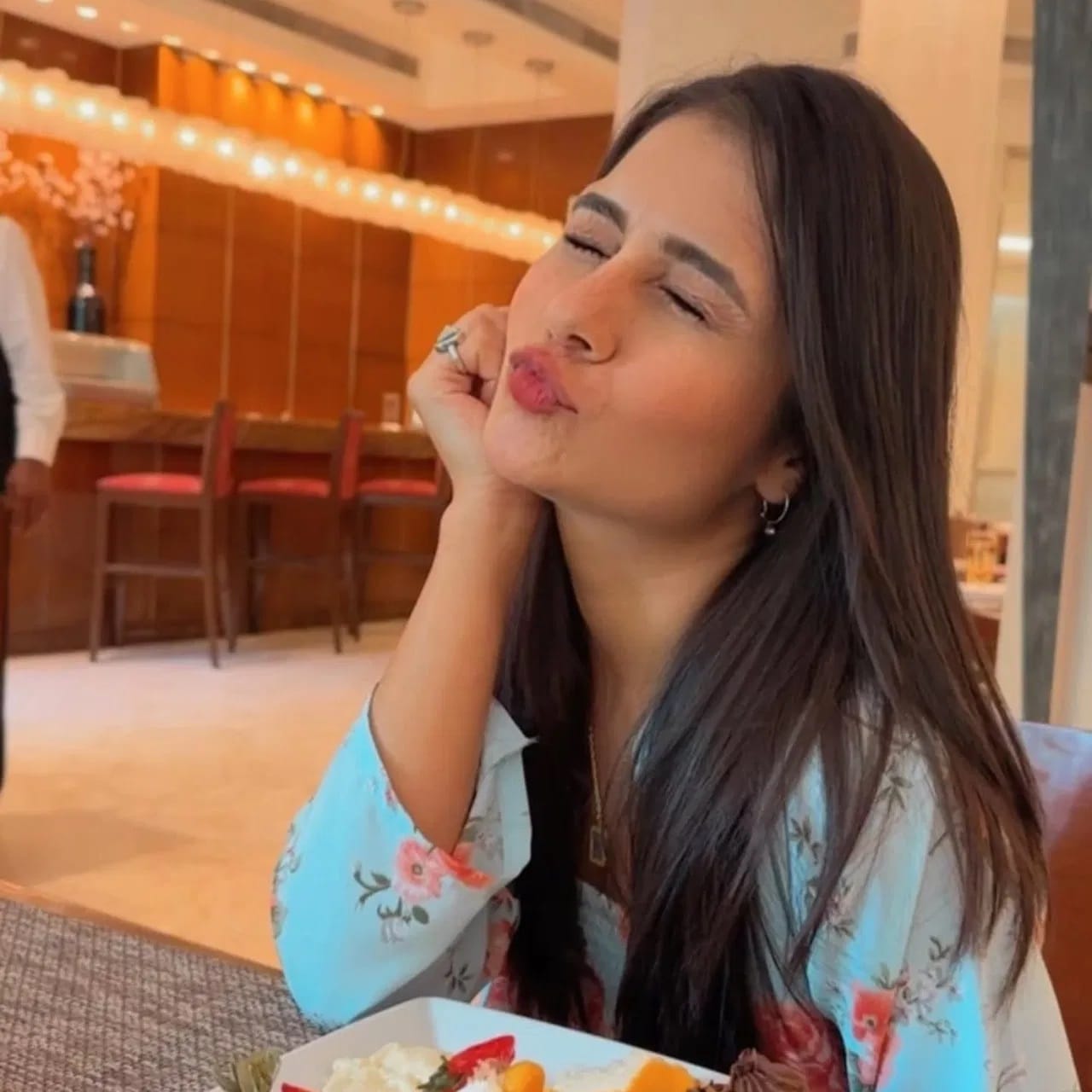 शिवाय धरती हिने 'जोधा अकबर' मालिकेत देखील काम केलं आहे. आता अभिनेत्री 'तारक मेहता का उल्टा चश्मा' मालिकेत महत्त्वाची भूमिका साकारताना दिसत आहे... धरती कायम सोशल मीडियावर देखील सक्रिय असते. 