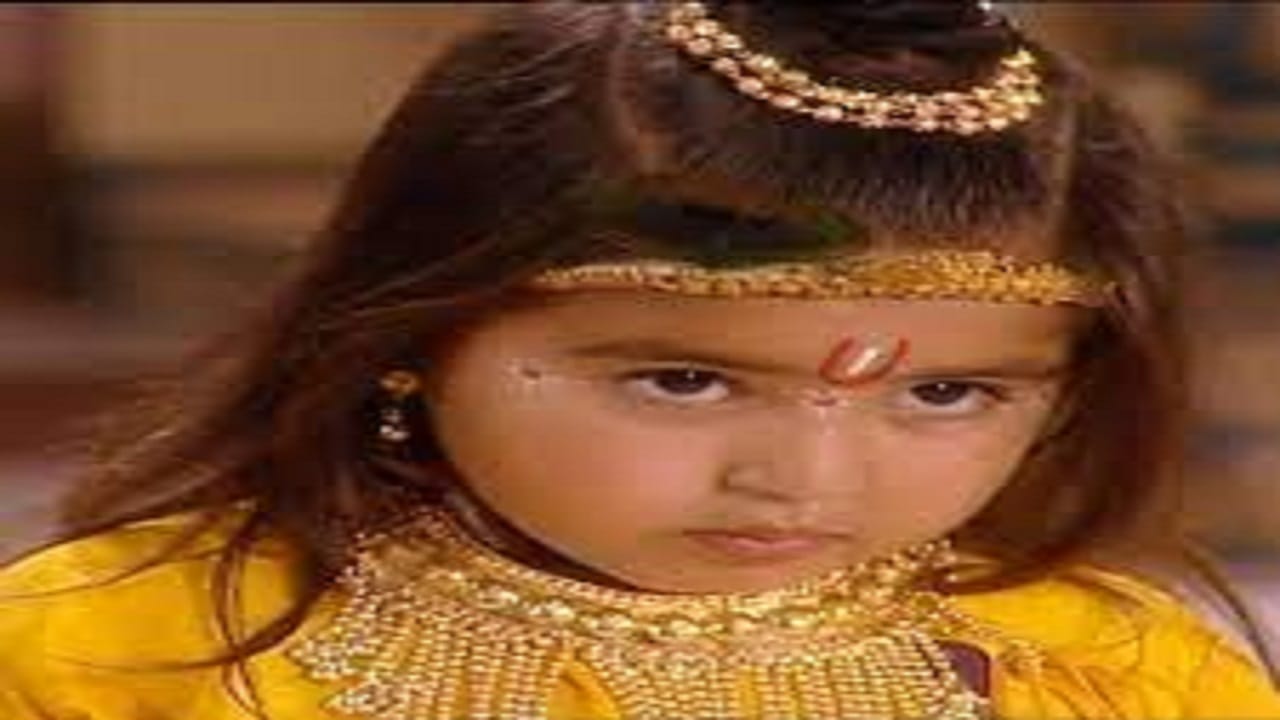 धृती भाटिया हिने 'जय श्री कृष्ण मालिकेत' बालकृष्णाच्या भूमिकेला न्याय दिलेला. तिची भूमिका चाहत्यांना प्रचंड आवडली. त्यानंतर 2011 मध्ये धृती हिला 'सास बहू बेटिया' मालिकेत पाहण्यात आलं. ती गेल्या अनेक वर्षांपासून अभिनयापासून दूर आहे. 