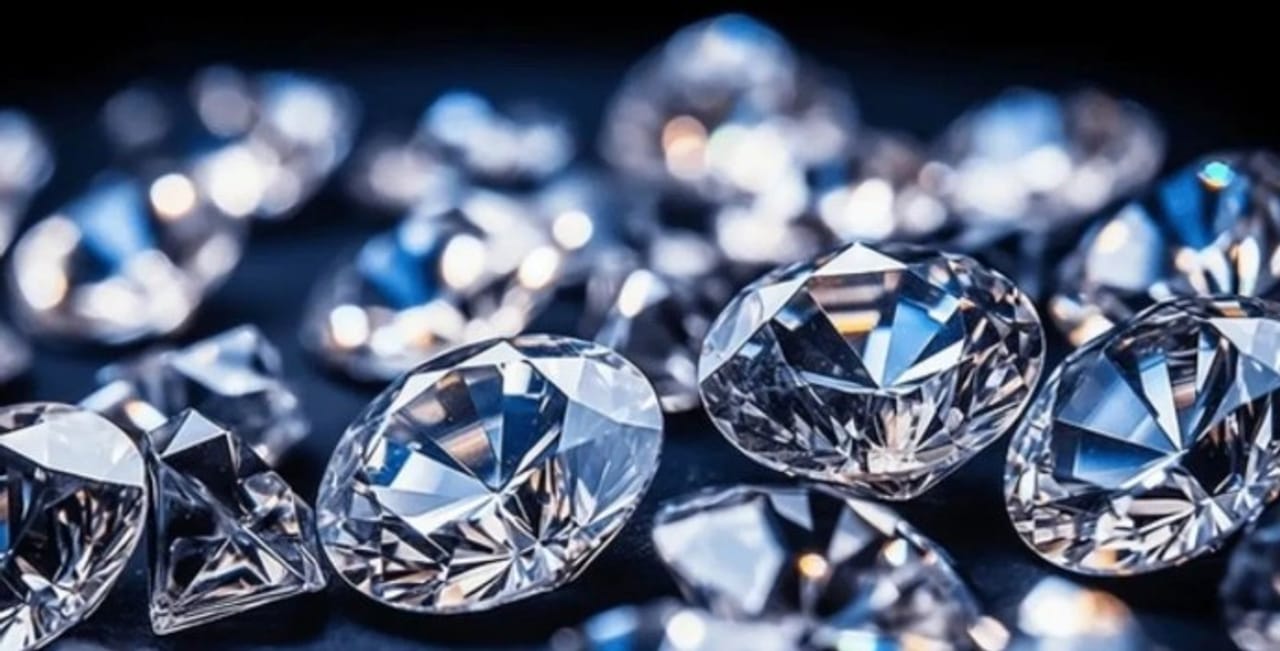 आयुष्यात काही मिळवायचं असेल आणि त्यासाठी उराशी जिद्द असेल तर अशक्य वाटणाऱ्या गोष्टीदेखील शक्य होतात, असे म्हटले जाते. याचीच प्रचिती एका मुलीला आली  आहे. 31 वर्षांची मुलगी तिच्या साखरपुड्यासाठी एका हिऱ्याच्या शोधात होती. दिवसरात्र शोध घेऊन अखेर तो हिरा शोधला आहे. 