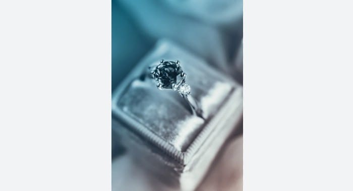 जवळ जाताच तो 2.3 कॅरेटचा पांढऱ्या रंगाचा हिरा असल्याचे तिला समजले. तिला हवा असलेला हिरा सापडल्यानंतर ती खूप आनंदी झाली. तिच्या डोळ्यांतून अश्रू यायला लागले. 