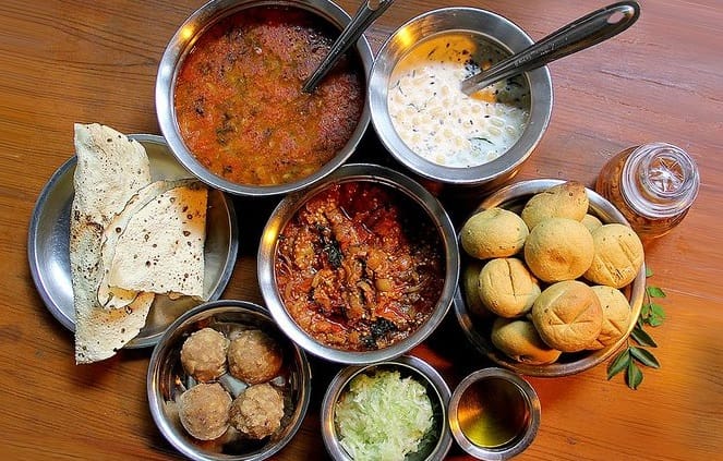 भारतात सरासरी एका डिनरची किंमत 2,000-3,000 रुपये असू शकते. त्यात स्टार्टर, मुख्य भोजन आणि डेझर्टचा समावेश आहे. याशिवाय स्ट्रीट फूड देखील ट्राय करु शकता. जे रेस्टॉरंटच्या तुलनेत स्वस्त असतात.