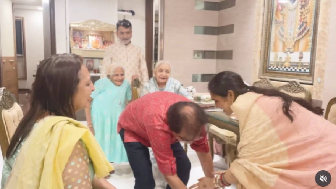 राखी बांधून घेतल्यानंतर असित कुमार मोदी हे दिशा वकानीच्या पाया पडू लागतात. त्यानंतर दिशासुद्धा त्यांच्या पाया पडून आशीर्वाद घेताना दिसतेय. या दोघांमधील हे खास भाऊ-बहिणीचं नातं पाहून नेटकरीही खुश झाले आहेत.