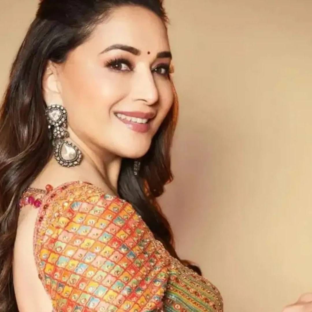 2007 साली आलेल्या 'आजा नचले' चित्रपटाची हालत लज्जापेक्षा पण वाईट होती. मेकर्सनी 18 वर्षांपूर्वी आलेला हा चित्रपट 25 कोटीच्या बजेटमध्ये बनवलेला. पण भारतात या चित्रपटाने फक्त 14.07 कोटींचीच कमाई केली.