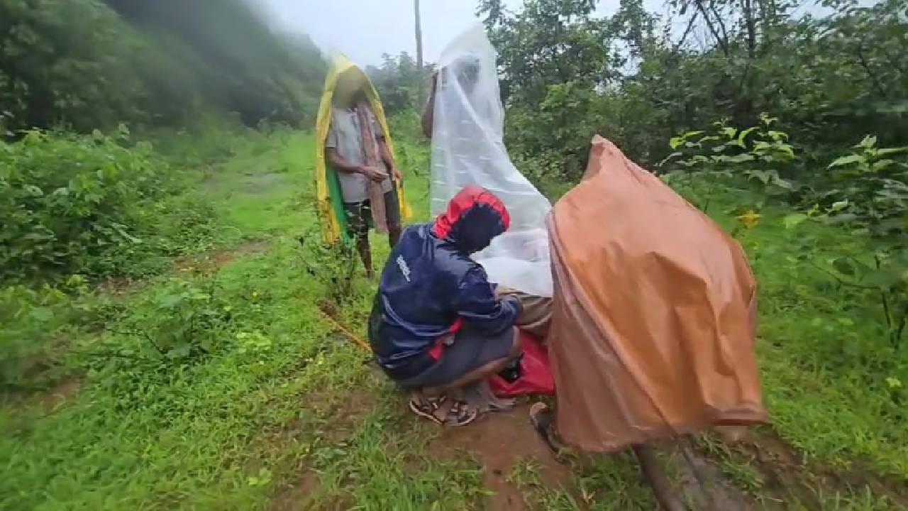 चिपळूण तालुक्यामधील ' तिवरे ' गावात धनगर वाडीतील ग्रामस्थांचा मूलभूत सोयींसाठी खडतर प्रवास सुरू झाला आहे.  आजारी आजीला दवाखान्यात घेऊन जायचं तर रस्ता नाही.