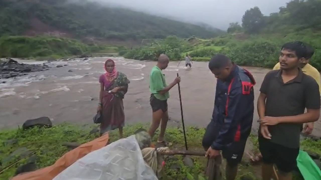 नदीला पाणी आलं म्हणून आजीला नदीकाठी ठेवण्यात येतं. आजी पालखीत बसते. खरंतर ती  पालखी कसली, जेमतेम एक लाकडाचा दांडा आणि त्याला बांधली चादर बांधली जाते.  