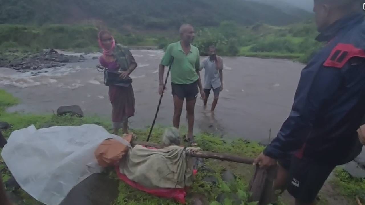 चिपळूण तालुक्यामधील तिवरे गावची गावात असणारा धनगरवाडी मध्ये जाण्याचा रास्ता कित्येक वर्षांपासून नाही.  कुणी आजारी पडला माणूस किंवा आजारी नसला तरी देखील माणसं अशा पद्धतीने जंगलातून प्रवास करतात आणि प्रवासाची लढाई जिंकण्यासाठी त्यांना याच डोंगर कपाऱ्यातून किमान रोजचे तीन तास चालण्यासाठी घालावे लागतात .